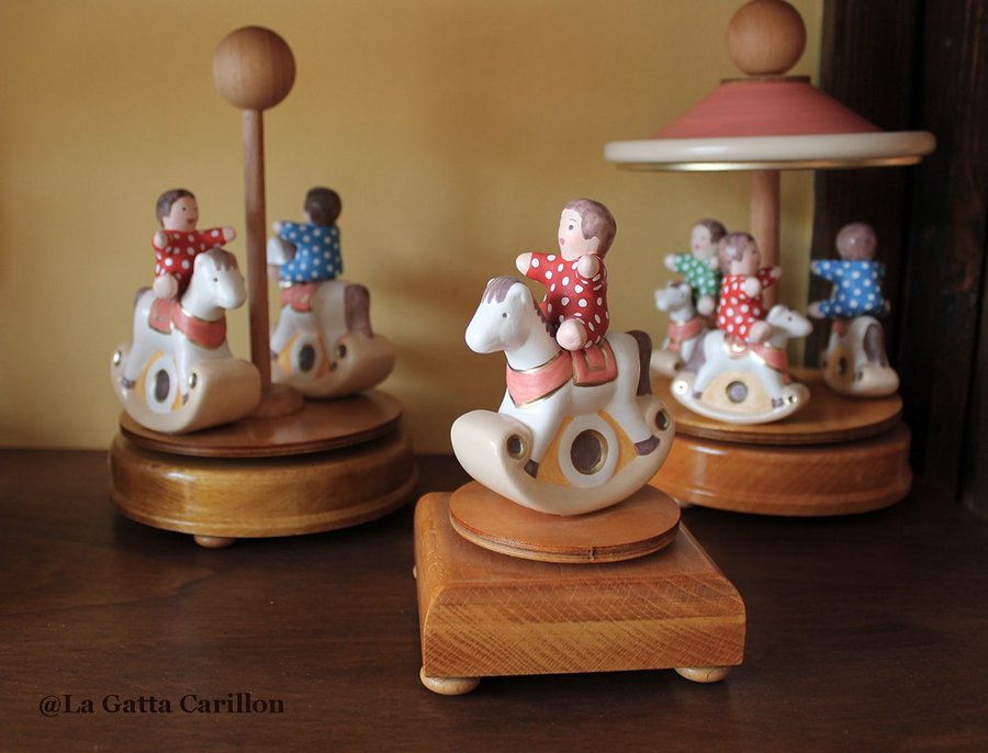 07-carillon-per-bambini-cavalli-legno-e-ceramica-gommalacca