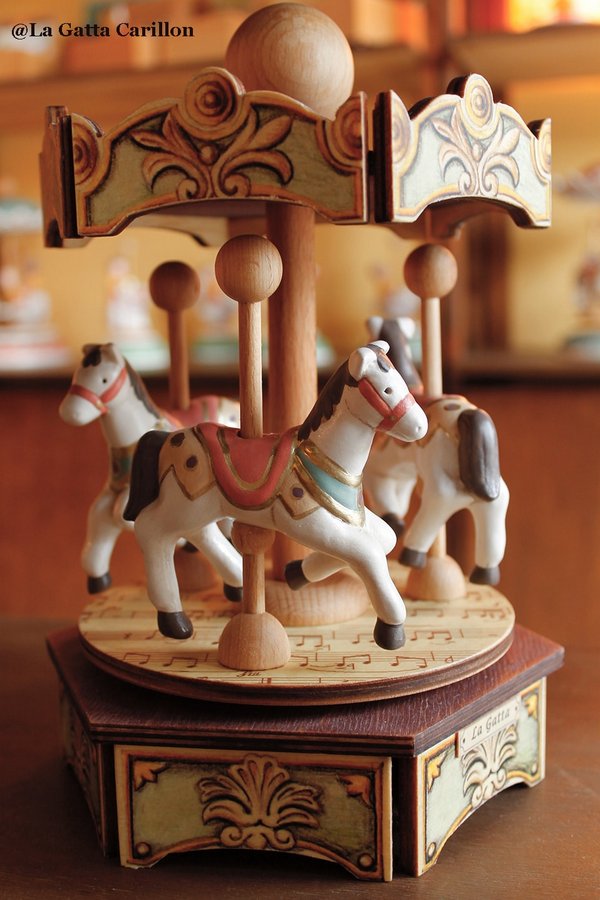 07-carillon-giostra-cavalli-legno-e-ceramica