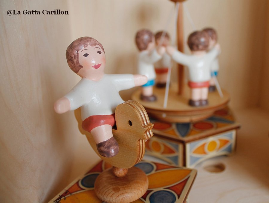 10-carillon-per-bambini-giostrina-legno-e-ceramica-al-parco-giochi