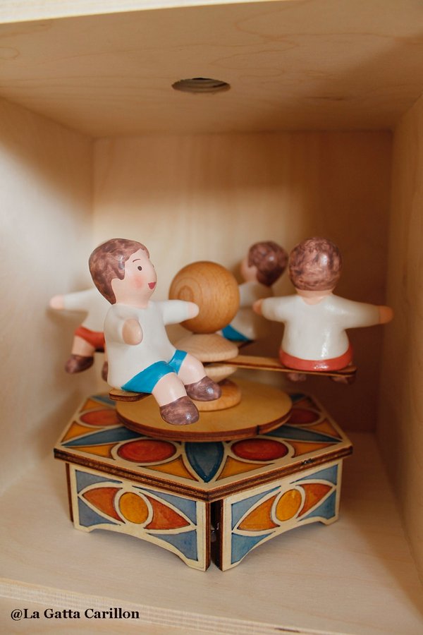 07-carillon-per-bambini-giostrina-legno-e-ceramica-al-parco-giochi